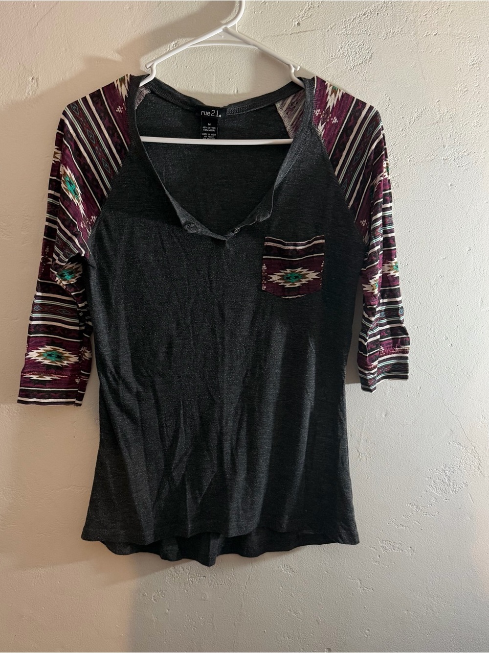 Rue21 Women’s Medium Aztec Print 3/4 Sleeve Henley Pocket Top Gray Purple